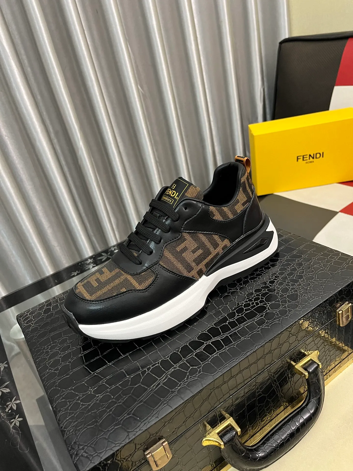 Men's shoes 💰438⌚️⌚️ 【FENDI】Original quality. ~ Unique modern style sneakers. 🏃A must-have casual shoe for trendy men😍😍 Original brand imported from Italy, imported original leather, sheep lining (refuses to discolor and grind feet) Sole: Original sole provided by the original factory, French lazy style design ⚠️Fit to the feet, original quality, super comfortable original sole. Code number: 38-442️⃣Colors available